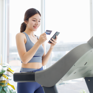 Image of a member making a payment via a fitness pos system