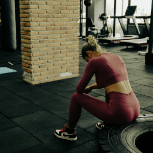 Image of workout tracking being in the top gym trends in 2026